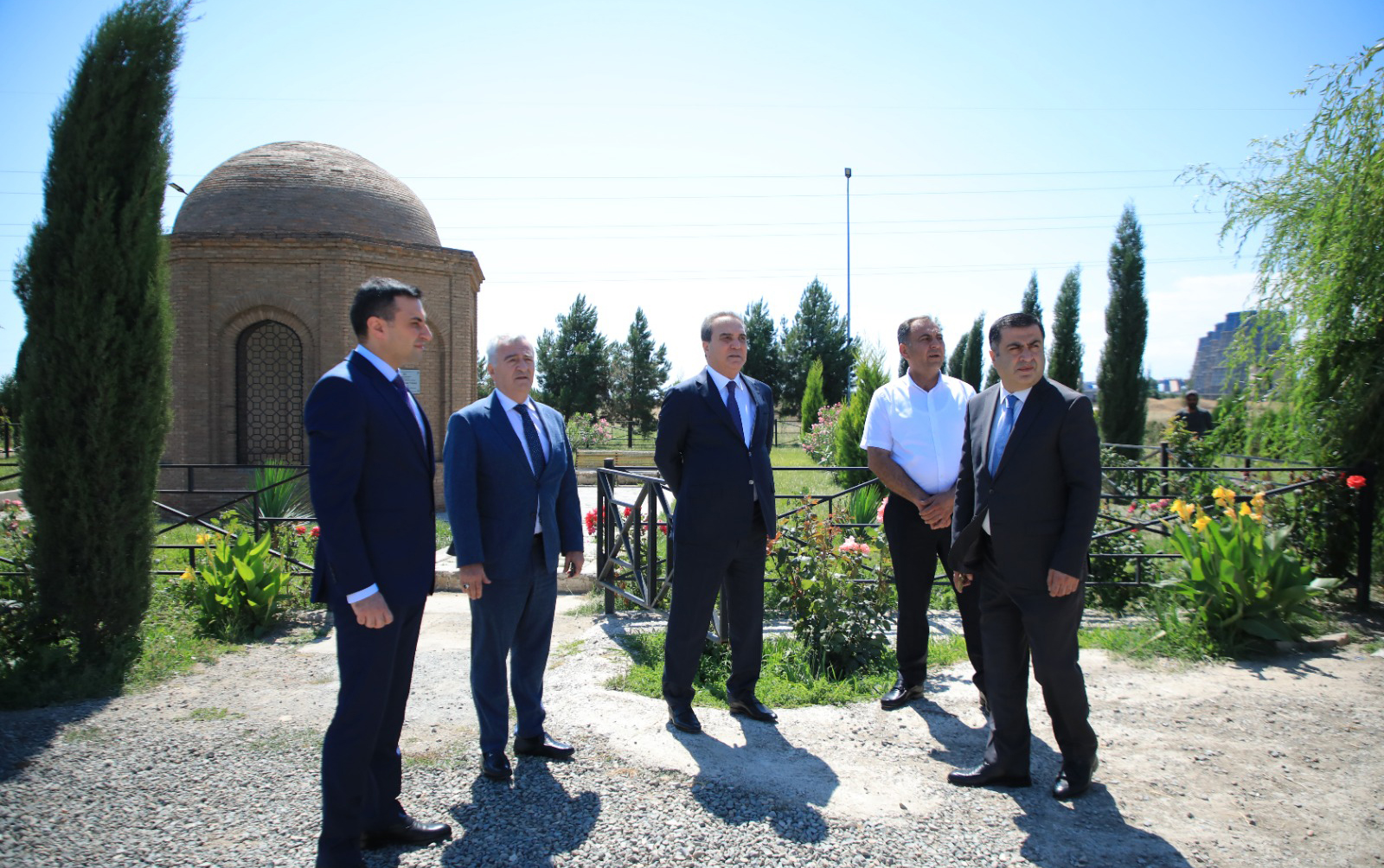 comerd-qessab-turbesinin-etrafinda-abadliq-isleri-gorulub
