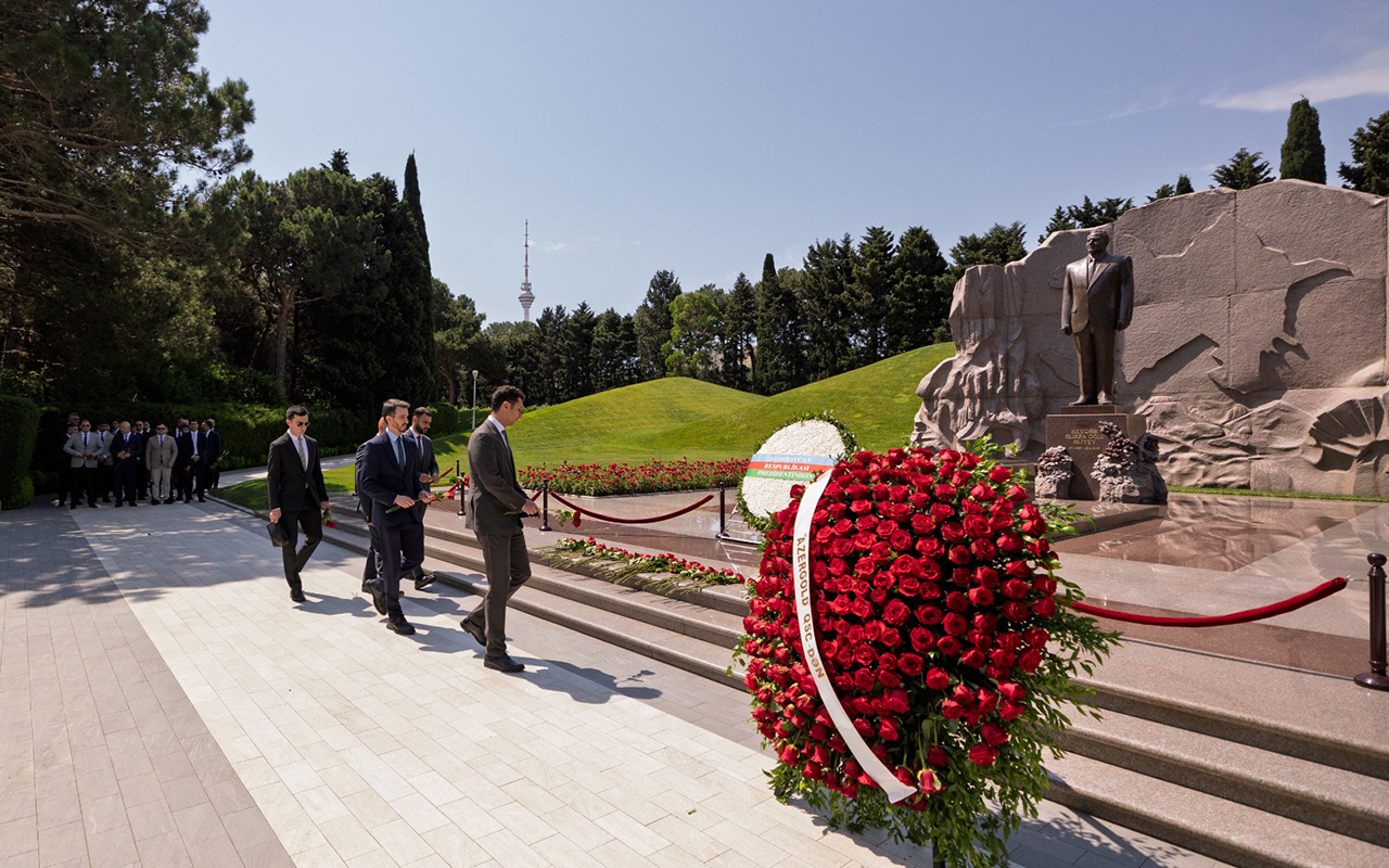 azergoldun-10-illiyi-munasibetile-fexri-xiyaban-ziyaret-olunub