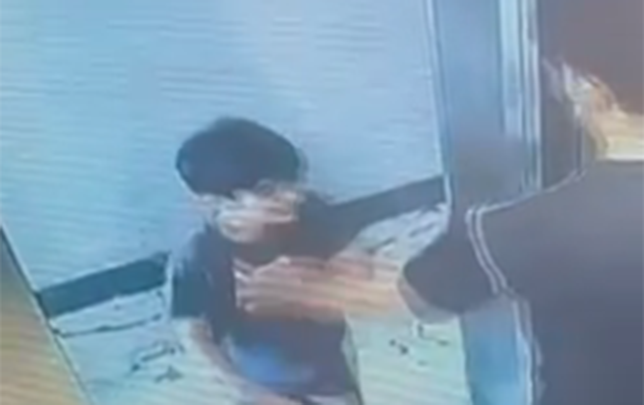 Autizmli uşağa liftdə zorakılıq edən şəxs