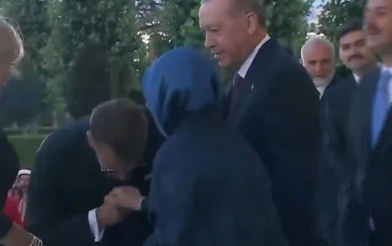 Makron əlini öpmək istədi