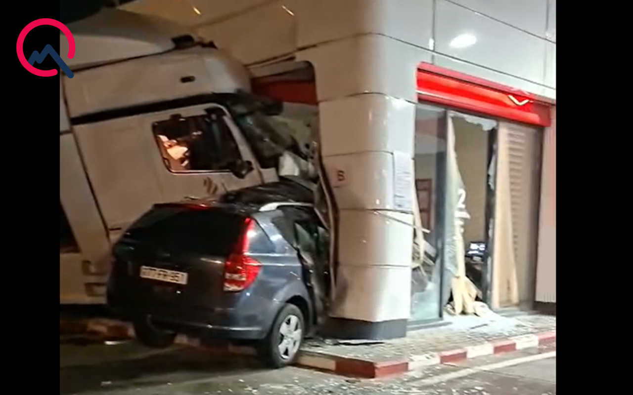 Yük maşını yanacaqdoldurma məntəqəsinə çırpıldı
