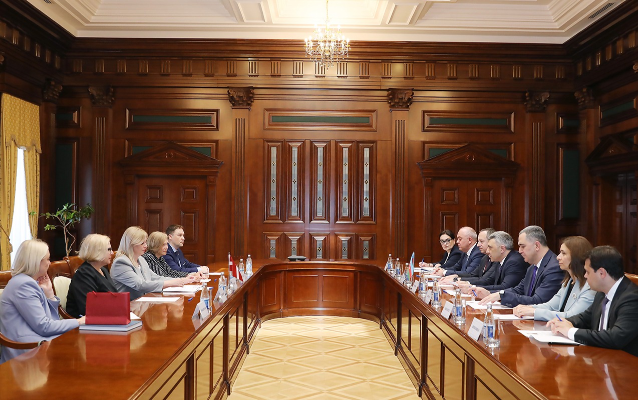 ali-mehkemede-latviya-konstitusiya-mehkemesinin-sedri-ile-gorus-kecirildi