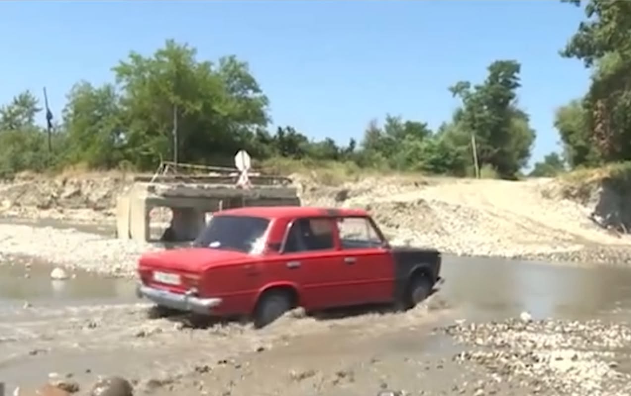 Üç min vətəndaşın yolu uzanıb
