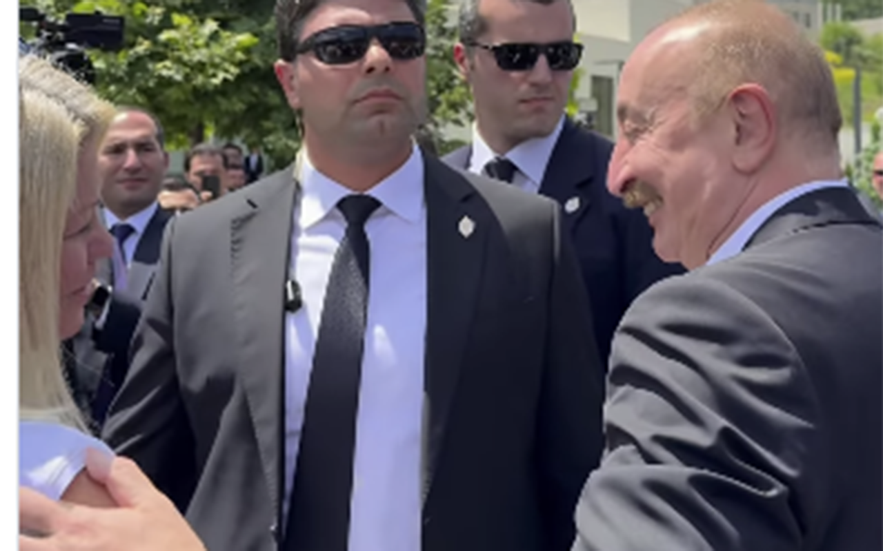Prezident jurnalisti görüb avtomobildən düşdü