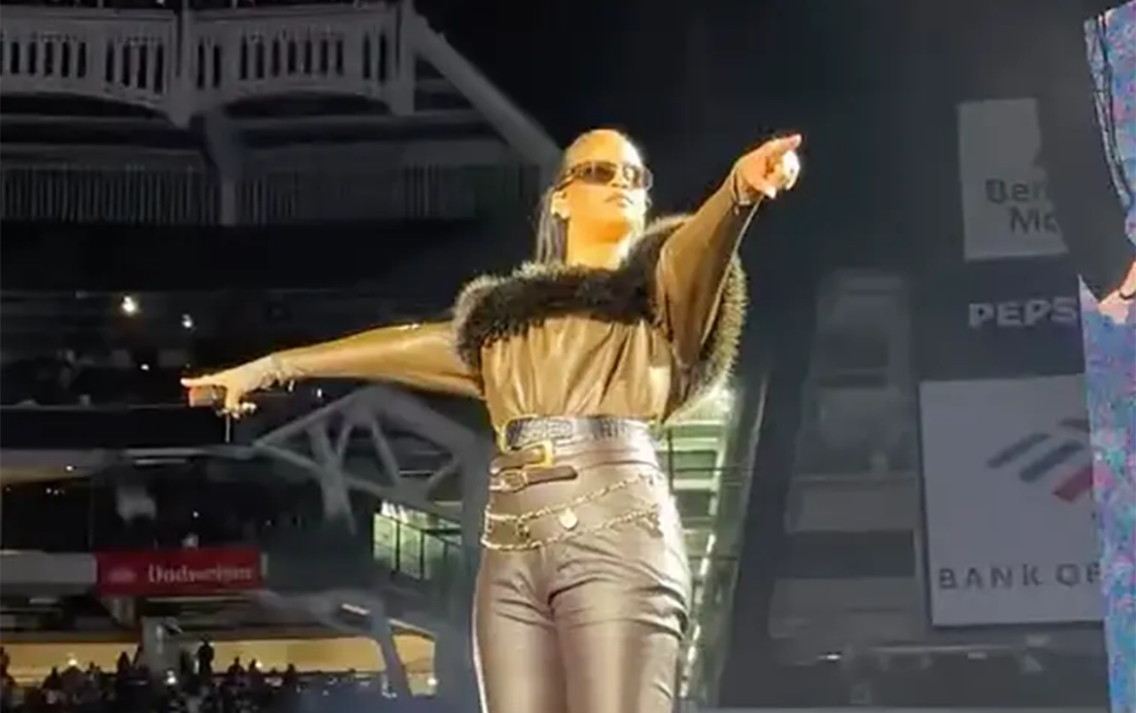 rihanna-iller-sonra-sehneye-qayitdi