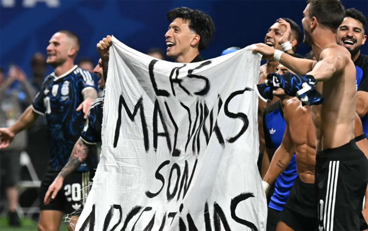 argentina-futbolculari-meydanda-siyasi-pankart-acdi