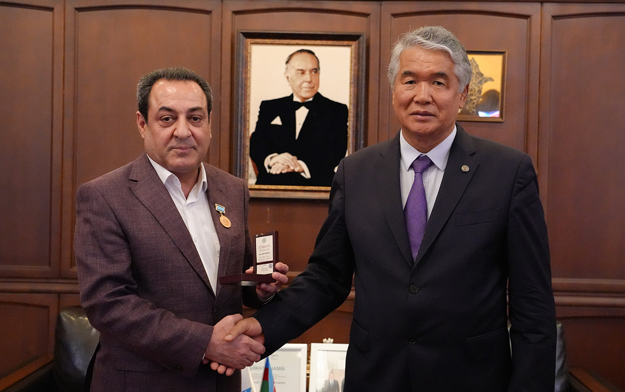 rafiq-hesimov-turksoy-medali-ile-teltif-edildi